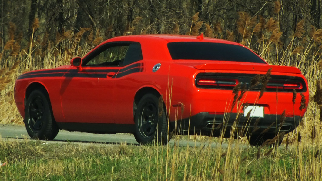 Charllenger SRT 717HP Turbo 6.2 Dodge Challenger de couleur rouge
